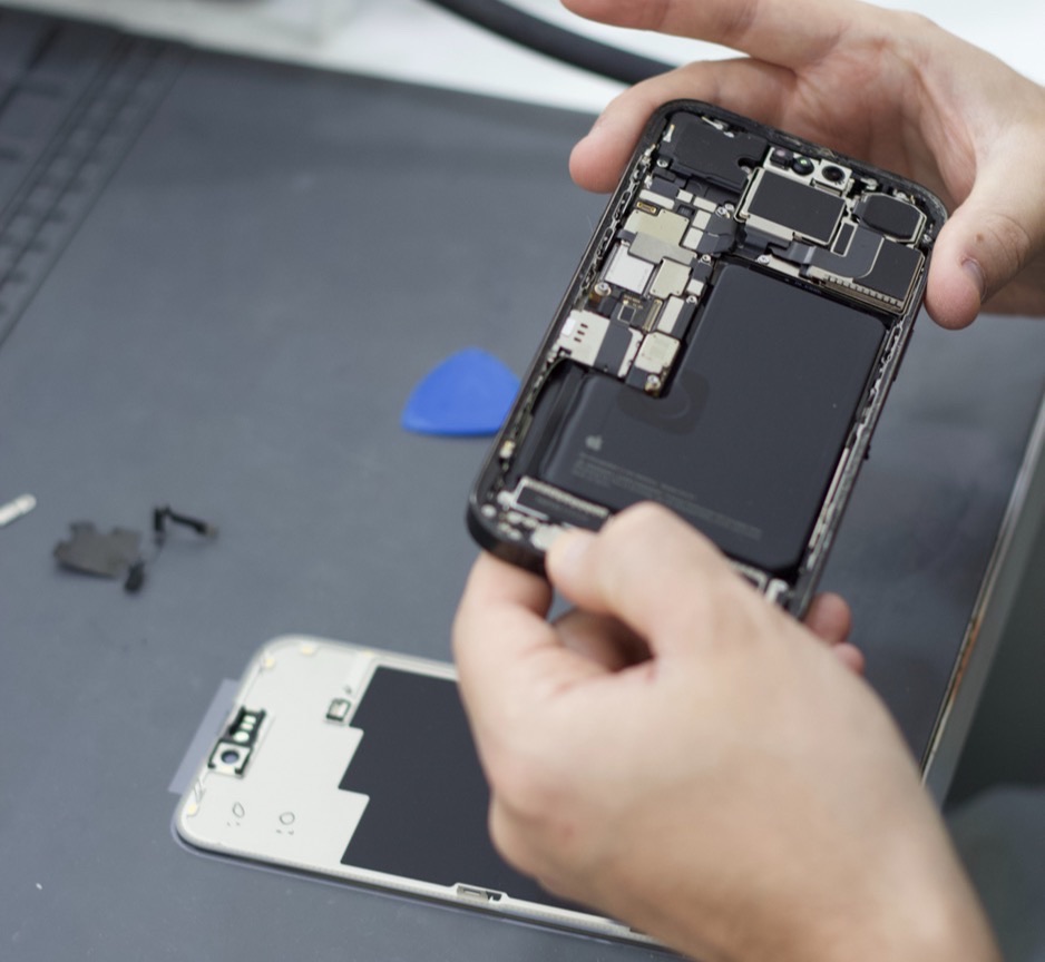 Technicien iServices accueillant un client en boutique